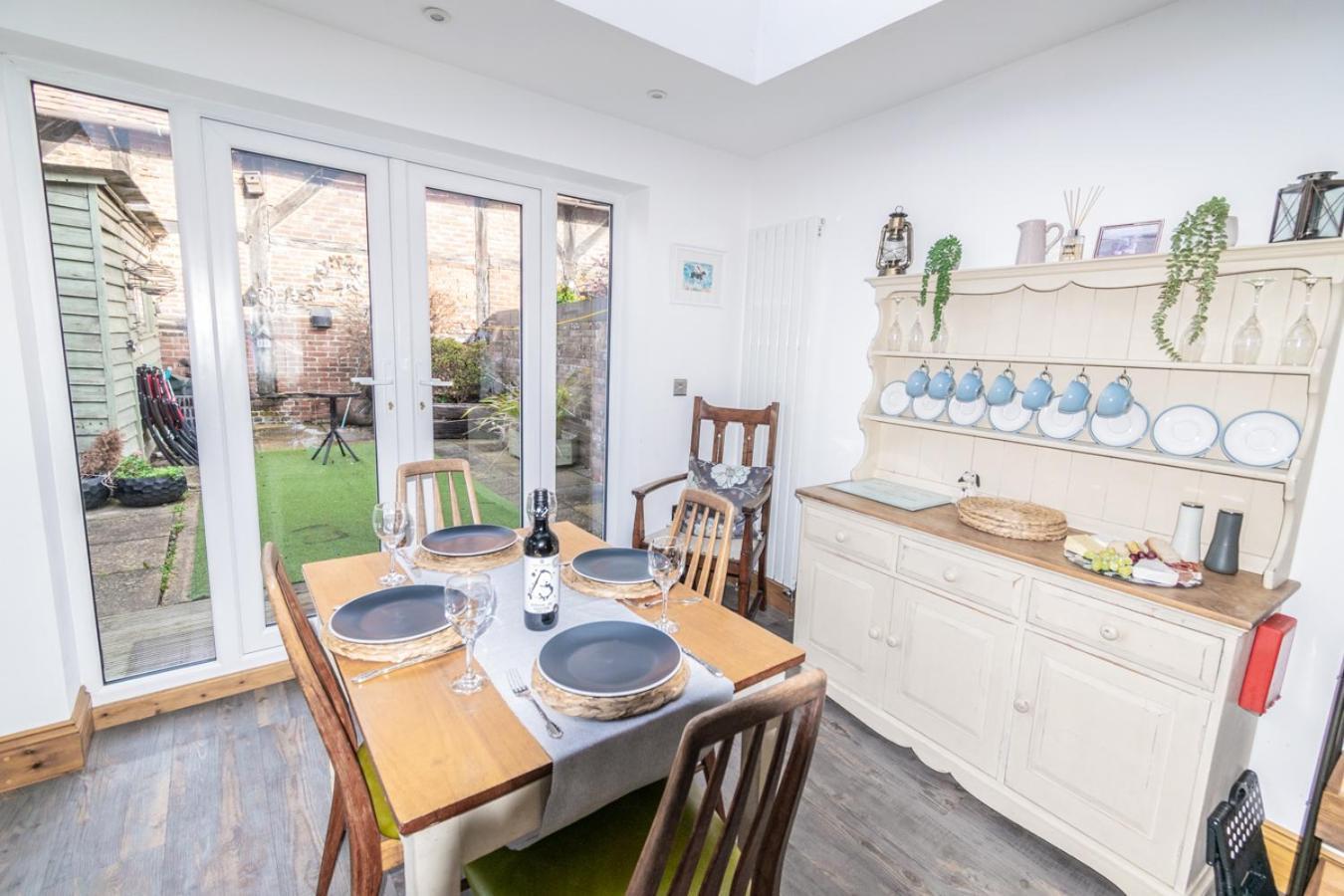 Stylish 2 Bedrooms Cosy & Bright Cottage, Pet Friendly, Sleeps 5, Titchfield Village - Summer Special Offer!! - By Blue Puffin Stays Eksteriør bilde