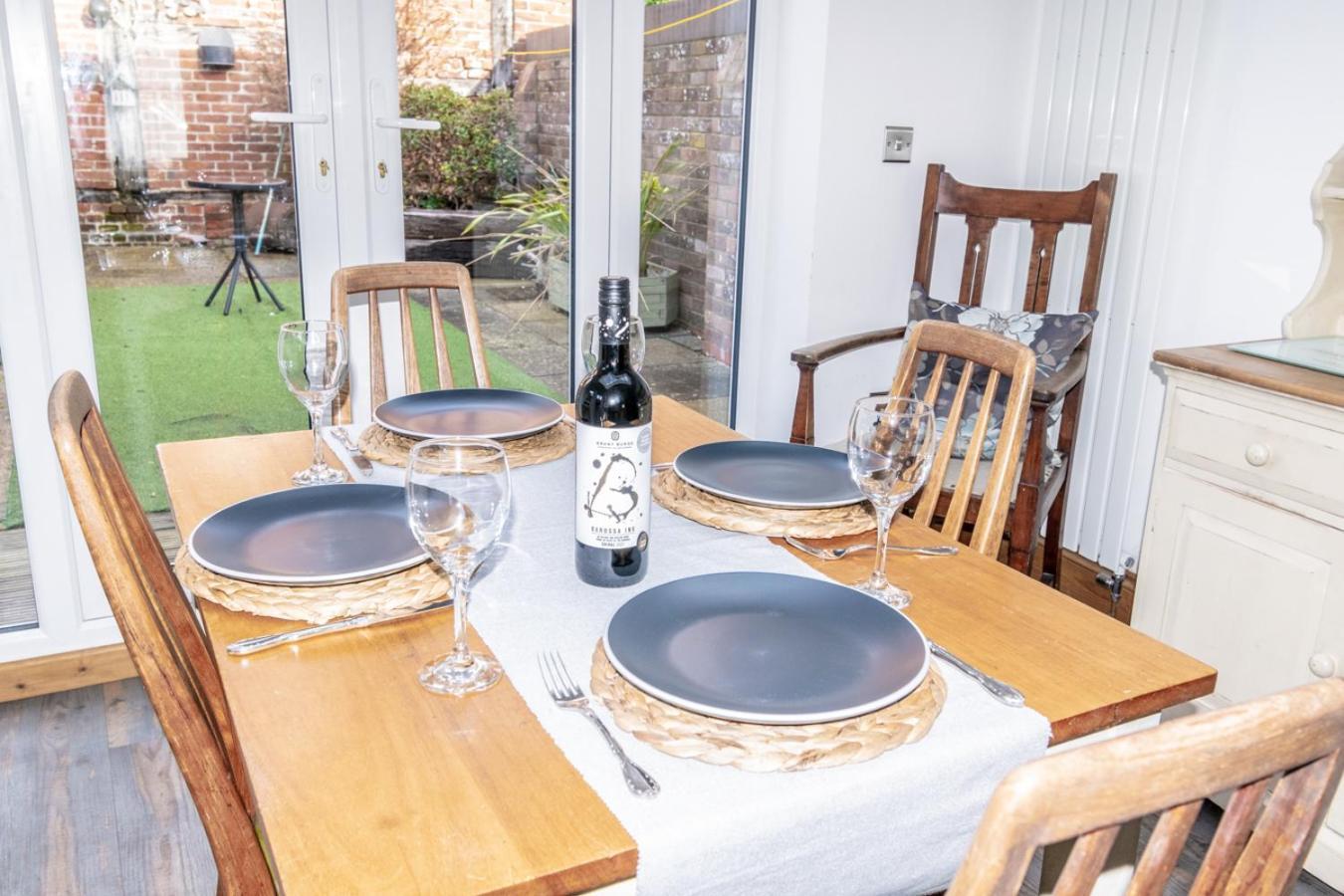 Stylish 2 Bedrooms Cosy & Bright Cottage, Pet Friendly, Sleeps 5, Titchfield Village - Summer Special Offer!! - By Blue Puffin Stays Eksteriør bilde